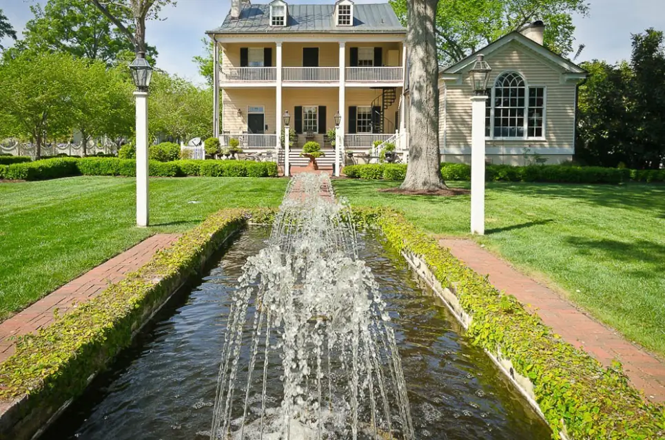 A fountain in the middle of a yard.