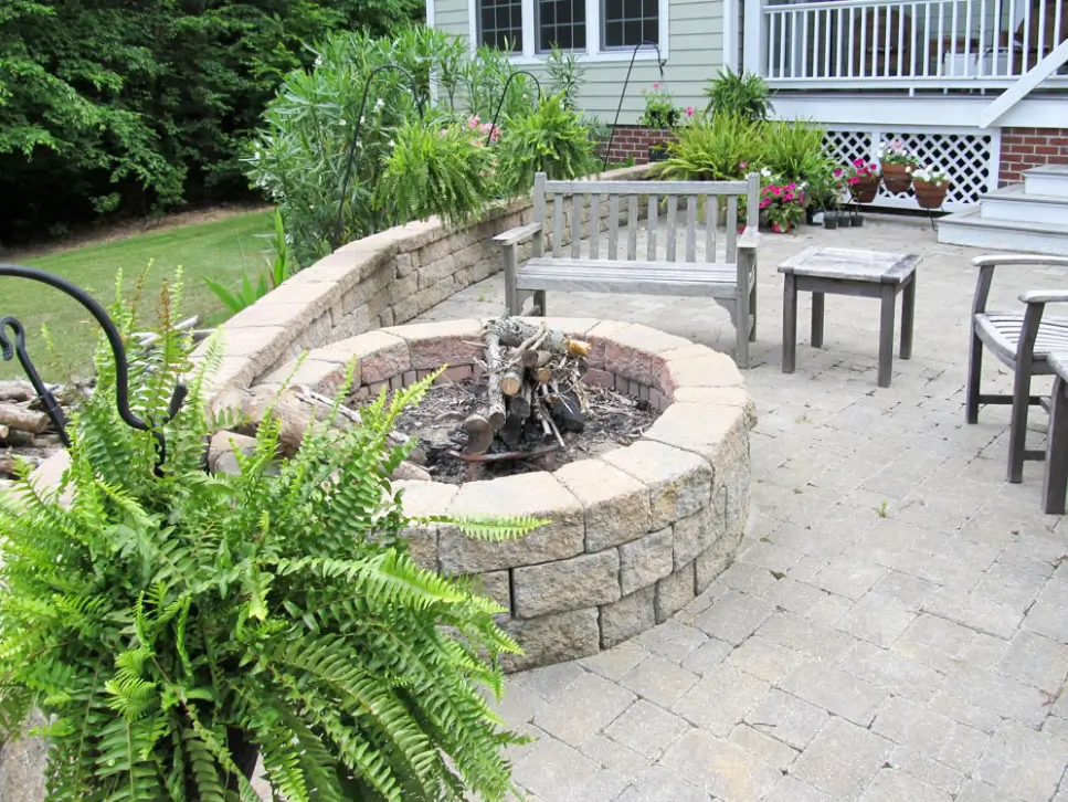 A fire pit in the middle of an outdoor patio.